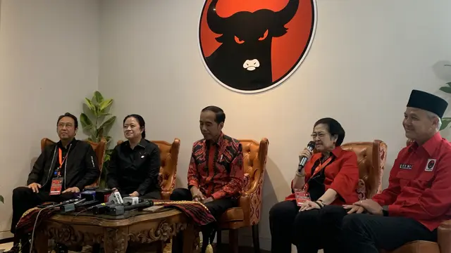 Presiden Jokowi didampingi Ketum PDIP Megawati Soekarnoputri, Ketua DPP PDIP Prananda Prabowo dan Puan Maharani, dan Bacapres 2024 Ganjar Pranowo dalam konferensi pers usai pembukaan Rakernas III PDIP.