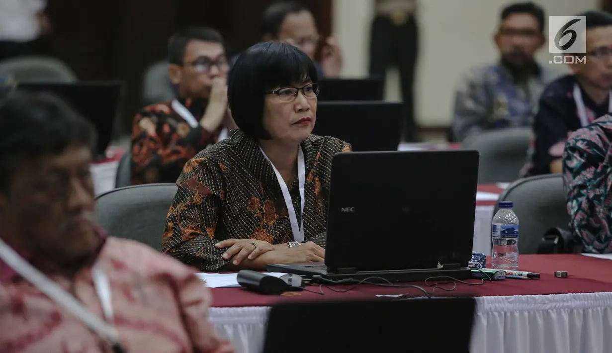 Peserta bersiap mengikuti tes profile assessment seleksi calon pimpinan (capim) KPK di Gedung Lemhanas, Jakarta, Kamis (8/8/2019). Sebanyak 40 orang capim KPK menjalani tes profile assessment selama dua hari yakni 8-9 Agustus 2019. (Liputan6.com/Faizal Fanani)