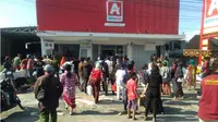 Warga Kota Palu yang beramai-ramai menjarah minimarket, mencari persediaan makanan, Minggu (30/9/2018). (Liputan6.com/Ahmad Akbar Fua)