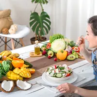 Menjalani diet sering kali membuat seseorang merasa harus selalu membatasi diri. Padahal, makan tetap perlu terasa menyenangkan agar pola makan sehat bisa bertahan lama. (foto/dok: freepik/pvproductions)