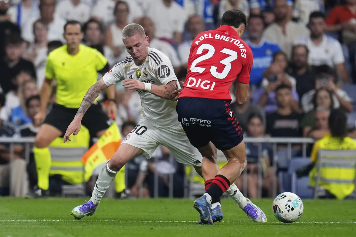 Aksi Franco Mastantuono berebut bola dengan Abel Bretones di laga Real Madrid vs Osasuna di Santiago Bernabeu, Rabu (20/08/2025). (AP Photo/Manu Fernandez)