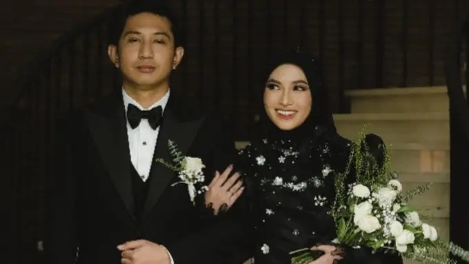 Feby Putri Kenakan Gaun Hitam Dipadukan Boots saat Resepsi Pernikahan. [@ariefmotret_]