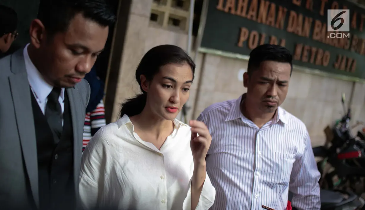 Artis yang juga anak Ratna Sarumpaet, Atiqah Hasiholan memberi keterangan kepada awak media di Polda Metro Jaya, Jakarta, Selasa (6/11). Atiqah menjenguk ibunya, Ratna Sarumpaet yang dikabarkan kondisi kesehatannya menurun. (Liputan6.com/Faizal Fanani)
