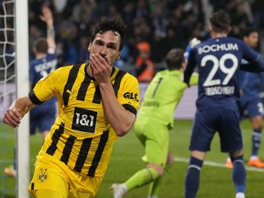 Reaksi pemain Borussia Dortmund Mats Hummels saat pertandingan sepak bola Liga Jerman Bundesliga antara VfL Bochum dan Borussia Dortmund di Bochum, Jerman, Jumat (28/4/2023). (AP Photo/Martin Meissner)