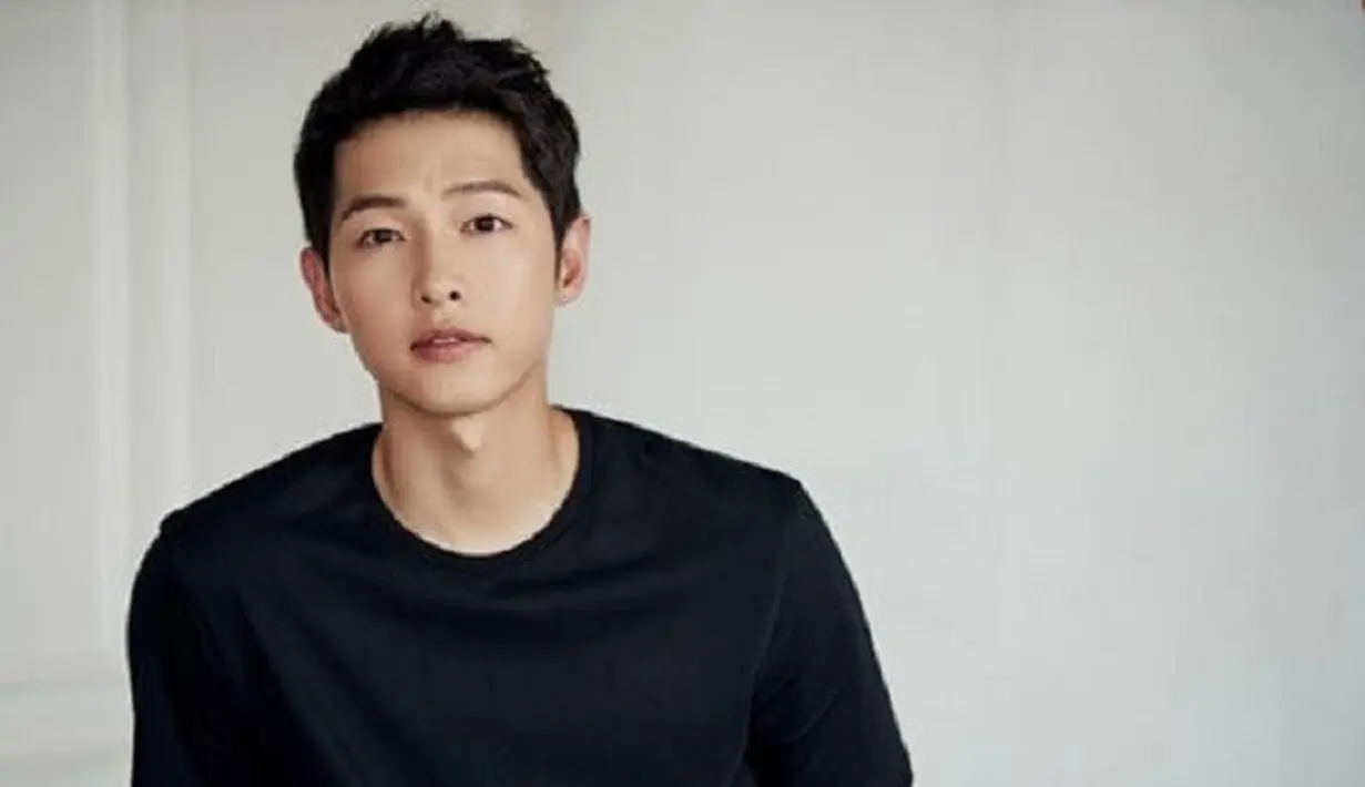 Dalam drama terbaru itu, Song Joong Ki akan beradu akting dengan Kim Ji Won. Seperti diketahui, Song Joong Ki dan Kim Ji Won pernah beradu akting di Descendants of the Sun. (Foto: Soompi.com)