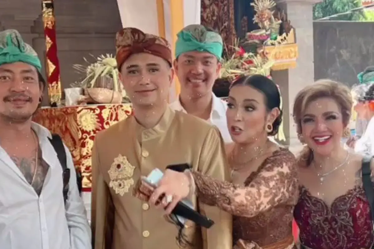 [Fimela] 6 Potret Jennifer Jill Istri Ajun Perwira Kenakan Kebaya Bali