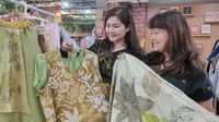 Yenny dan Rebecca dua pelaku UMKM yang berkolaborasi mengembangkan teknik ecoprint dan batik dalam dunia fesyen. Foto (Liputan6.com / Panji Prayitno)