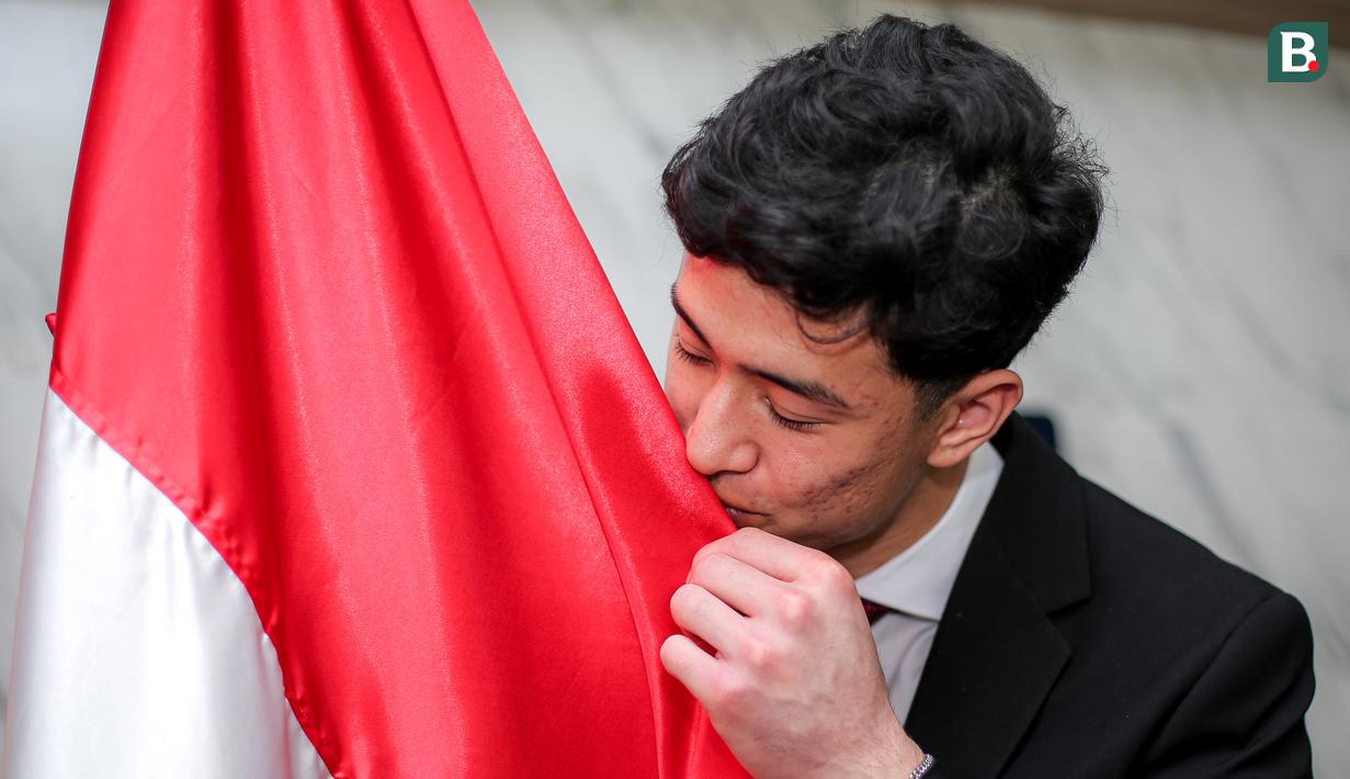 <p>Kiper keturunan Indonesia-Iran, Cyrus Margono mencium bendera Merah Putih setelah mengambil sumpah Warga Negara Indonesia (WNI) di Kanwil Kemenkumham DKI, Cawang, Jakarta, Kamis (21/03/2024). (Bola.com/Bagaskara Lazuardi)</p>