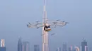 Sebuah drone yang akan dioperasikan sebagai taksi terbang dalam uji coba di Dubai, Senin (25/9). Purwarupa mobil terbang Volocopter yang akan digunakan di Dubai memiliki sembilan baterai yang bisa diisi penuh dalam 40 menit. (Handout/WAM/AFP)