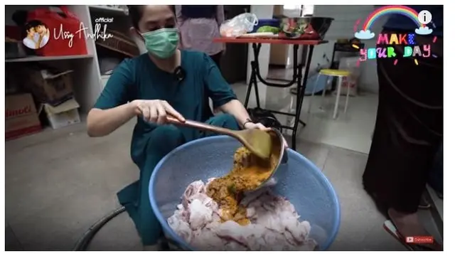 Tutup Restoran, Ini 7 Potret Ussy dan Andhika Bagikan Nasi Bungkus dan Hand Sanitizer