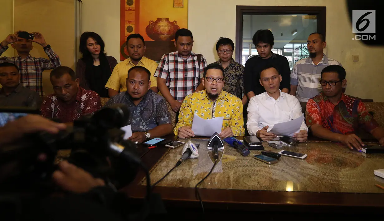 Ketua Generasi Muda Partai Golkar (GMPG) Ahmad Doli Kurnia (tengah) bersama Generasi Muda Partai Golkar memberikan keterangan pers kepada wartawan di Jakarta, Rabu (19/7). GMPG juga mendesak diadakannya Munaslub Partai Golkar. (Liputan6.com/Johan Tallo)
