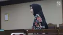 Terdakwa dugaan suap kerja sama pengangkutan pupuk, Asty Winasti (kedua kiri) usai menjalani sidang lanjutan di Pengadilan Tipikor, Jakarta, Rabu (10/7/2019). Sidang mendengar keterangan saksi, salah satunya, bawahan Bowo Sidik Pangarso di PT Inesia, Indung. (Liputan6.com/Helmi Fithriansyah)