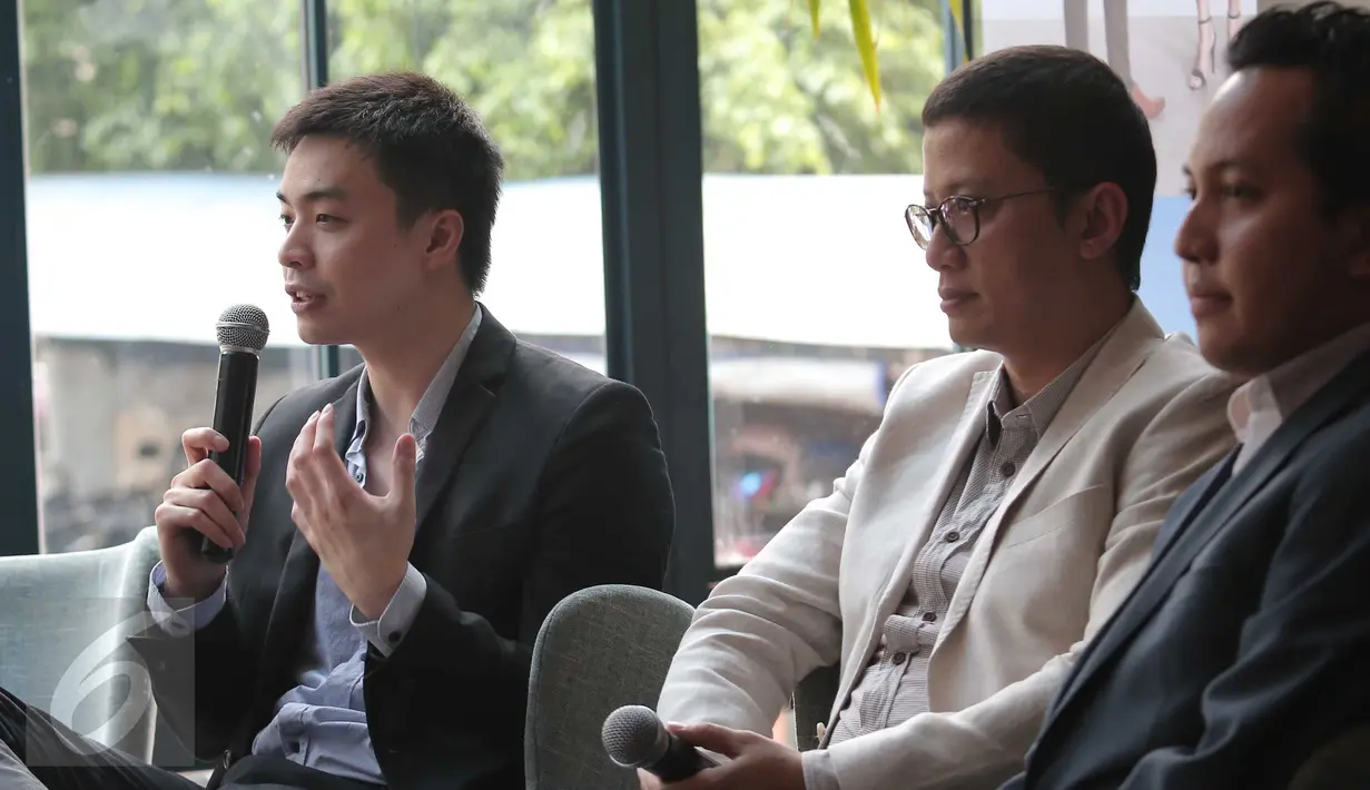 Managing Director ZALORA Indonesia Anthony Fung (kiri) saat menjelaskan 12.12 Online Fever, Jakarta, Selasa (10/11/15). Pelaku e-commerce menargetkan peningkatan trafik web menyambut hari belanja online nasional (12 Desember). (Liputan6.com/Angga Yuniar)