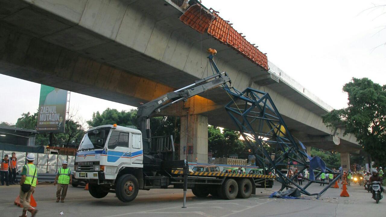 Crane proyek pembangunan jalan Tol Bogor Outer Ring Road (BORR) atau lingkar luar jatuh (Liputan6.com/Achmad Sudarno).