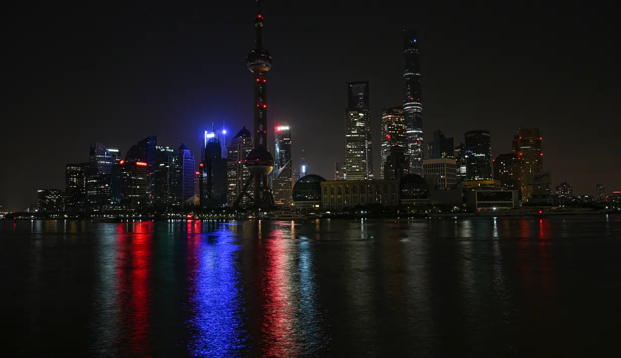 Suasana Distrik Pudong selama penguncian yang diberlakukan sebagai tindakan pencegahan terhadap penyebaran virus corona Covid-19, di Shanghai (28/3/2022). (AFP/Hector Retamal)