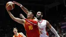 Pemain Basket China, Zhao Rui, berebut bola dengan pebasket Iran, Hamed Ehdadi, pada laga Asian Games di Jakarta, Sabtu (1/9/2018). (AP/Dita Alangkara)