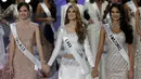 Mariam Habach (tengah) berpegang tangan dengan para calon Miss Venezuela 2015 lainnya untuk menunggu pengumuman pemenang di Ciracas, Kamis  (9/10/2015). Habach akan mewakili Venezuela dalam kontes Miss Universe akhir tahun nanti. (REUTERS/Marco Bello)
