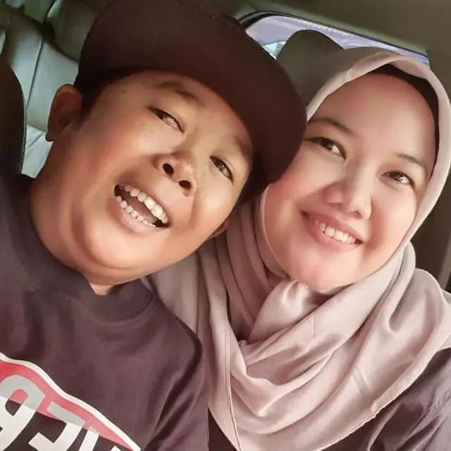 Jarang Terekspos, Ini 7 Potret Kebersamaan Adul dan Istri