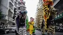 Barongsai dimainkan dalam setiap perayaan, dari pesta pernikahan hingga pembukaan bisnis. (Jade GAO/AFP)