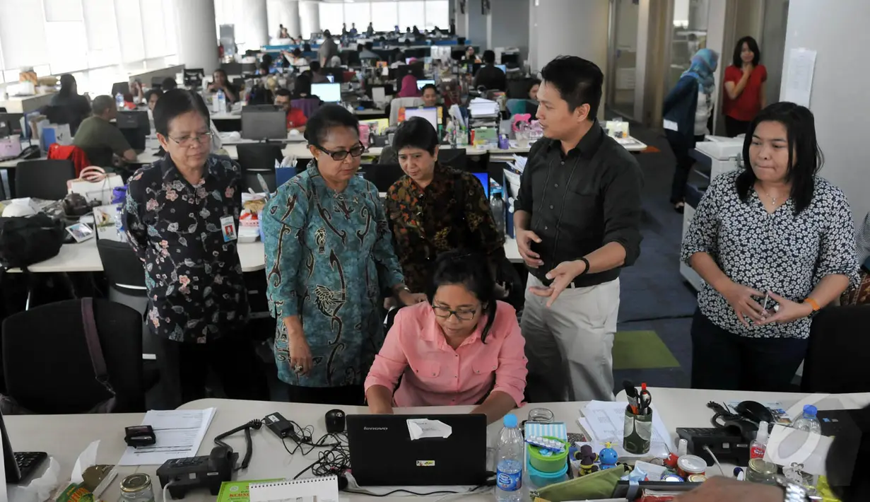 Menteri Pemberdayaan Perempuan dan Perlindungan Anak Yohana Susana Yembise melakukan kunjungan ke kantor Liputan6.com, Jakarta, Senin (19/5/2015). Yohana berkeliling melihat aktivitas redaksi. (Liputan6.com/JohanTallo)