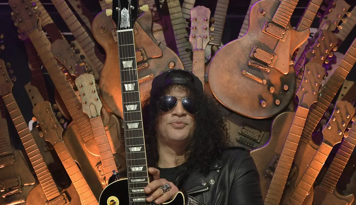 Slash sendiri lahir dari ibu yang miliki keturunan Afrika-Amerika sementara ayahnya adalah keturunan Inggris berkulit putih. (BRYAN STEFFY / GETTY IMAGES NORTH AMERICA / AFP)
