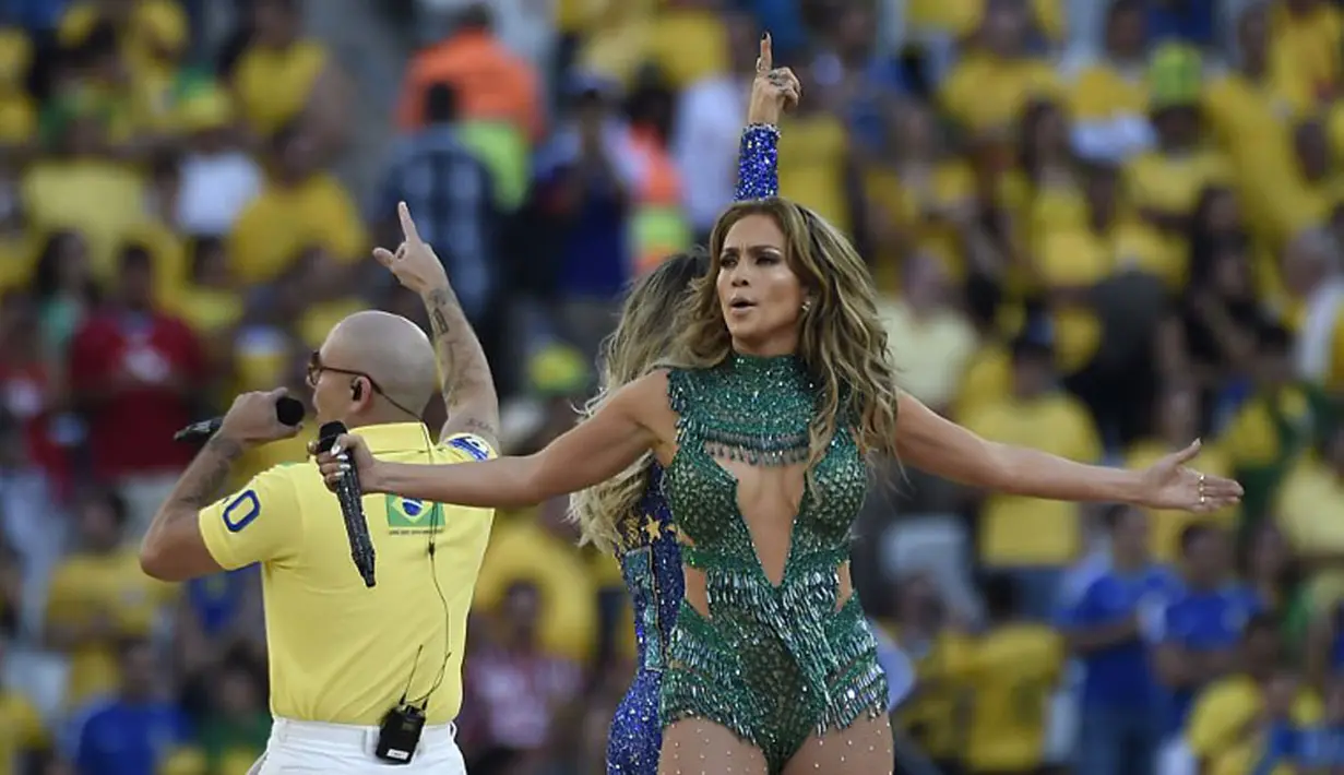 Jennifer Lopez (kanan) ikut ambil bagian memeriahkan upacara pembukaan Piala Dunia 2014 di Corinthians Arena, Sao Paolo, Brasil, (13/6/2014). (AFP PHOTO/Odd Andersen)