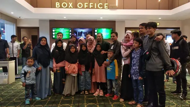 Cecep Arif Rahman bersama beberapa penggemar beratnya di Kota Intan Garut, Jawa Barat