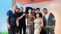 5 Potret Baby Bump Kiky Saputri Kunjungi Restoran Baru Nikita Mirzani, Netizen: Aura Bumil Makin Cantik