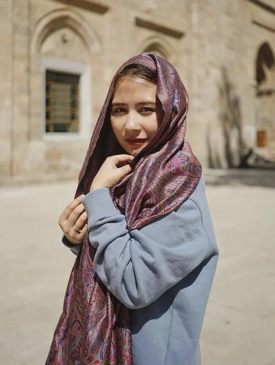 <p>Pashmina yang menutupi rambut blondenya tersebut dipadukan dengan sweater biru dari Coach seharga Rp7,9 jutaan.&nbsp;@prillylatuconsina96</p>