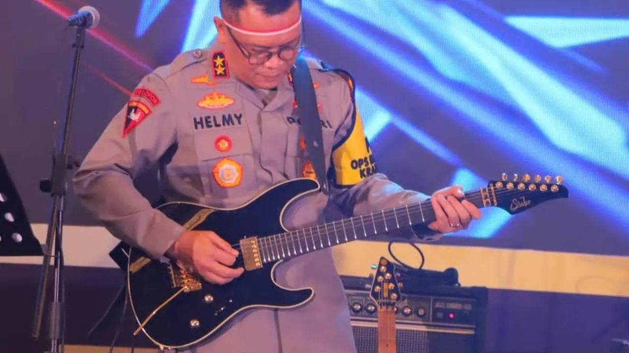Kapolda Lampung, Irjen Pol Helmy Santika bermain gitar di deklarasi Pilkada damai. Foto : (Istimewa).