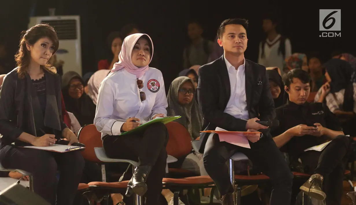 News Anchor Senior, Ira Koesno (kiri), Komisioner KPI, Nuning Rodiyah (tengah) dan Produser Berita, Jemmy Darusman menjadi juri audisi News Presenter Competition EGTC 2017 di Universitas Gadjah Mada, Yogyakarta, Rabu (1/11). (Liputan6.com/Helmi Afandi)
