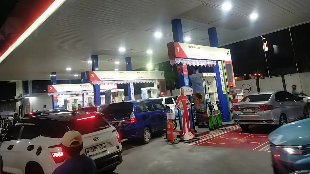 Antrean kendaraan di SPBU Margonda Depok. (Liputan6.com/Dicky Agung Prihanto)