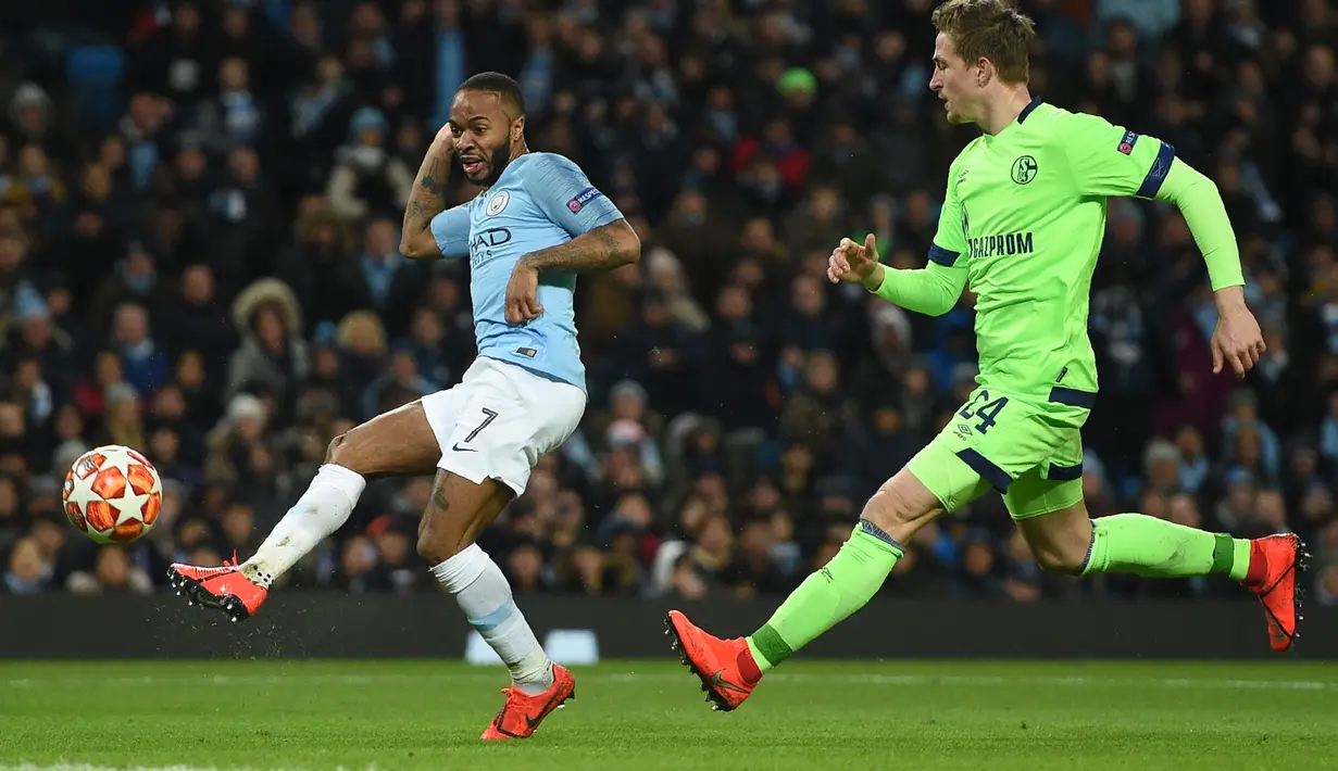 Aksi Raheem Sterling pada leg kedua, babak 16 besar Liga Champions yang berlangsung di Stadion Etihad, Manchester, Rabu (13/3). Man City menang 7-0 atas Schalke. (AFP/Oli Scarff)