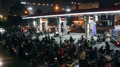 Antrean panjang tampak terjadi di SPBU kawasan Pejompongan, Jakarta, Senin (17/11/2014) malam. (Liputan6.com/Faizal Fanani)