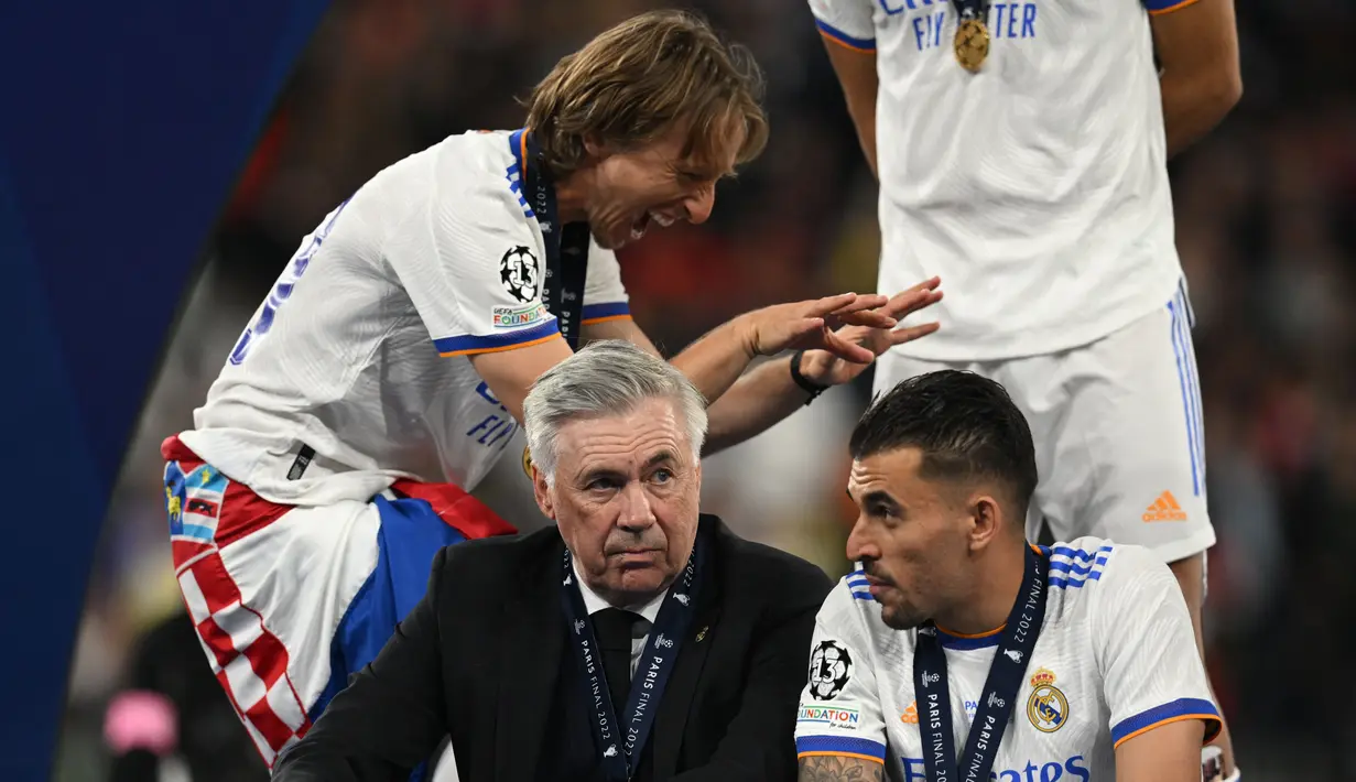 6. Luka Modric (kiri) menutup musim lalu dengan indah usai meraih trofi Liga Champions bersama Real Madrid. Penampilan impresif selama 10 tahun bersama Los Galacticos membuat pemain Krosia tersebut mendapatkan gaji yang sesuai dengan penampilannya. Sepekan Modric mendapatkan 378 ribu Euro atau setara 5,7 miliar rupiah. (AFP/Paul Ellis)