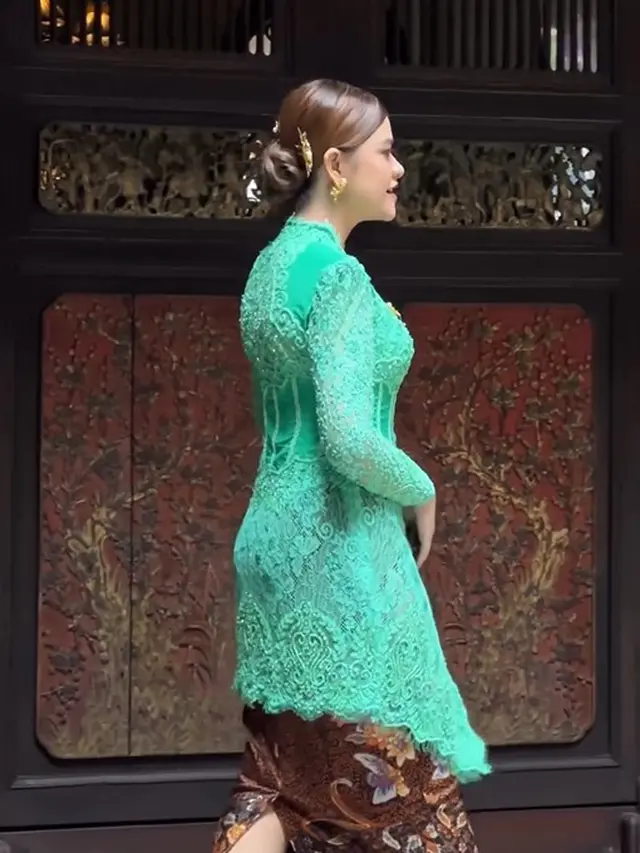 Kahiyang Ayu berkebaya warna tosca (Instagram/ayangkahiiyang)