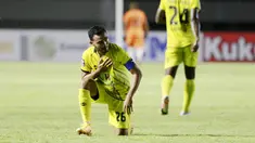 Penyerang Barito Putra, Rizky Pora, melakukan selebrasi usai mencetak gol ke gawang PSIS Semarang pada laga Piala Menpora 2021 di Stadion Manahan, Solo, Minggu (21/3/2021). Kedua tim bermain imbang 3-3. (Bola.com/M Iqbal Ichsan)