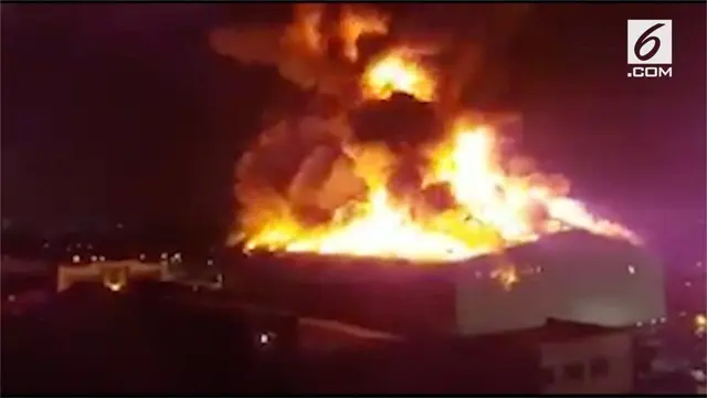Sebuah pabrik cat di utara London, dilahap api. Belum diketahui penyebabnya.