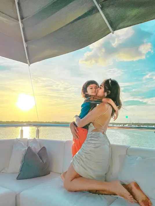 Bukan tanpa alasan, menjadi ibu satu anak dan Jedar masih betah dengan status jandanya. Ia ingin lebih fokus dengan membahagiakan putra sematawayangnya, El Barack Alexander. (Instagram/inijedar)