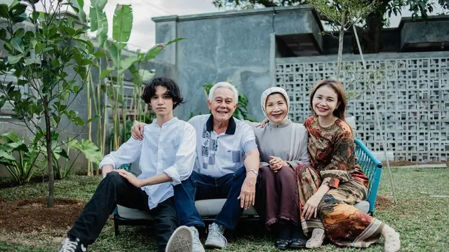 Rossa dan keluarga. (Foto: Instagram @irsrossa910)