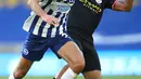 Gelandang Brighton and Hove Albion, Davy Propper (kiri) berebut bola dengan striker Manchester City, Gabriel Jesus pada Pekan ke-35 Liga Inggris di stadion The American Express, Minggu (12/7/2020). Manchester City berpesta gol di markas Brighton. (Julian Finney / POOL / AFP)