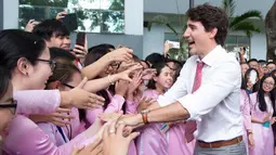 Sejumlah mahasiswi bersalaman dengan Perdana Menteri Kanada Justin Trudeau di Universitas Ton Duc Thang di Ho Chi Minh, Vietnam, (9/11). (Adrian Wyld / Canadian Press via AP)