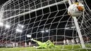 Penjaga gawang Copenhagen Karl-Johan Johnsson gagal melakukan penyelamatan atas tendangan penalti pemain Manchester United Bruno Fernandes pada perempat final Liga Europa di Cologne, Jerman, Senin (10/8/2020). Manchester United menang 1-0. (Wolfgang Rattay/Pool via AP)