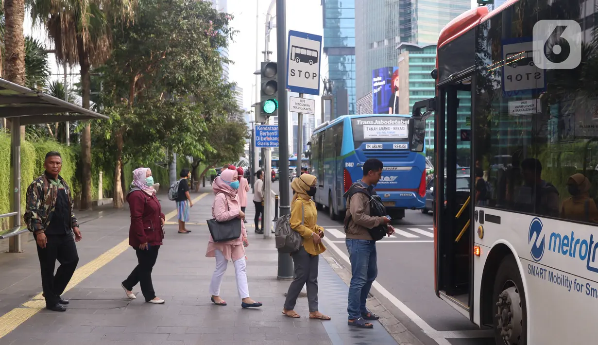 Sejumlah masyarakat melakukan jaga jarak aman di area publik di kawasan Thamrin, Jakarta, Rabu (18/3-2020). Jaga jarak atau prosedur social distancing measure harus diterapkan kepada masyarakat yang masih melakukan aktivitas di luar untuk memghindari penyebaran Covid-19. (Liputan6.com/Angga Yuniar)