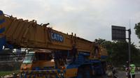 Alat berat memindahkan reruntuhan jembatan yang ambruk (Liputan6.com/ Pramita Tristiawati)