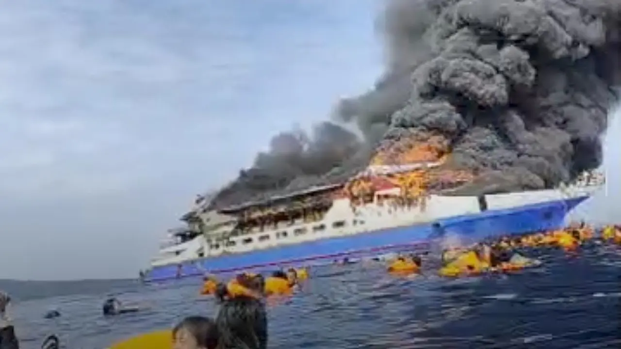 Kapal Motor Barcelona 5 terbakar di perairan Pulau Talise, Kecamatan Likupang Barat, Kabupaten Minahasa Utara, Sulawesi Utara.