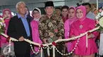 Ketua DPR Ade Komarudin (tengah) saat akan memotong pita Bazar Murah yang digelar PIA di Komplek Parlemen Senayan, Jakarta, Rabu (22/4). Bazar tersebut merupakan komitmen PIA berbagi kepada masyarakat (Liputan6.com/Johan Tallo) 