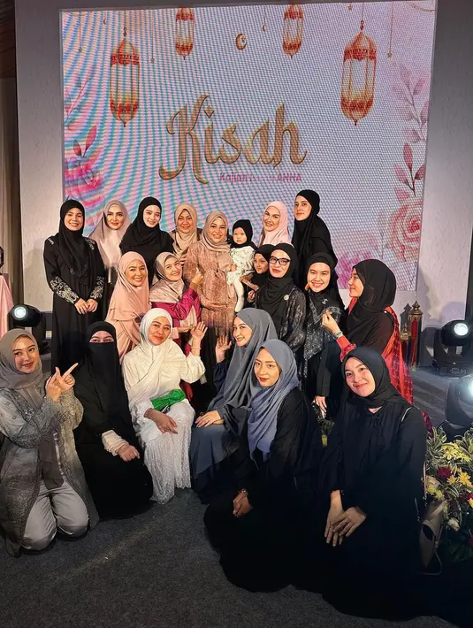 Jelang kelahiran anak kedua, Aurel Hermansyah dan Atta Halilintar menggelar pengajian. Berikut beberapa potret selebriti yang turut hadir dalam kajian yang diisi oleh pendakwah dr.Aisah Dahlan. Selain dari kalangan selebriti, acara juga dihadiri oleh istri dari calon Presiden Ganjar Pranowo, Siti Atikoh. [Instagram/mommy_starla]