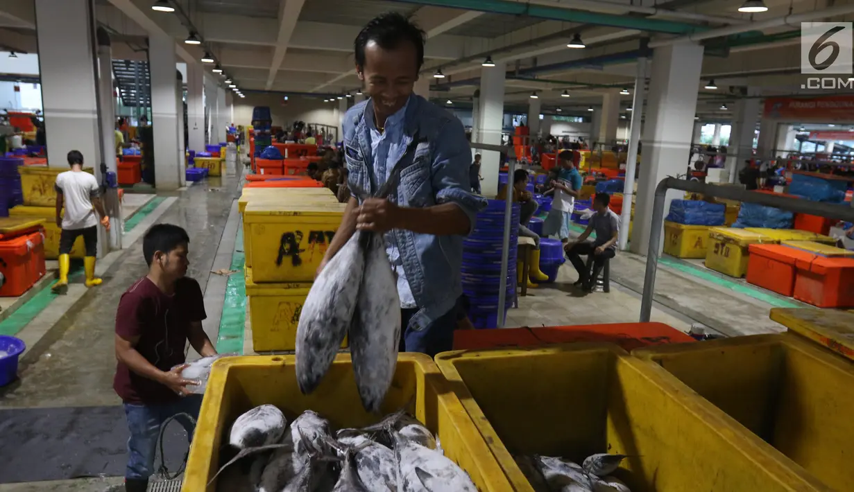Pedagang menata ikan di Pelelangan ikan Muara Baru, Jakarta, Sabtu (6/7/2019). Berdasarkan data Kementerian Kelautan dan Perikanan, selama semester I-2019 nilai ekspor produk perikanan Indonesia mencapai Rp40 triliun. (Liputan6.com/Angga Yuniar)
