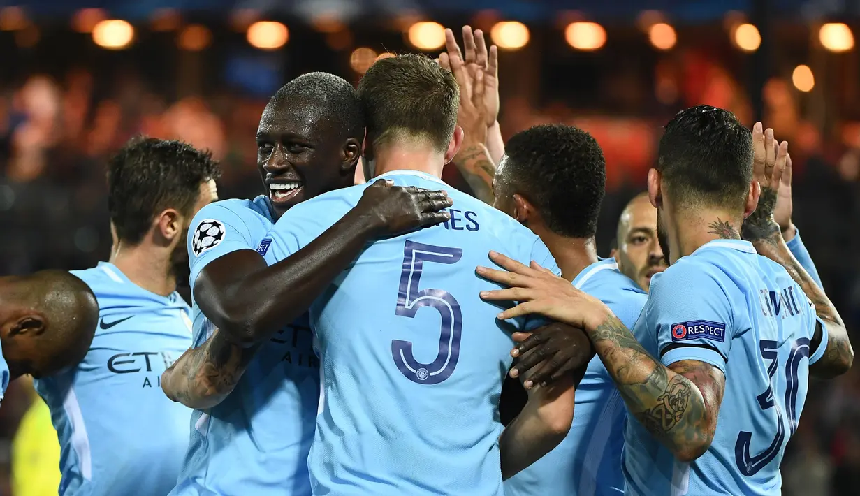 Para pemain Manchester City merayakan gol yang dicetak John Stones ke gawang Feyenoord pada laga Liga Champions di Stadion Feyenoord, Rotterdam, Rabu (13/9/2017). Feyenoord kalah 0-4 dari City. (AFP/Emmanuel Dunand)